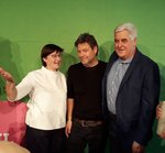 Rosi Steinberger, MdL zusammen mit Robert Habeck und Martin Schachtl, Landratskandidat, vor einer grünen Wand