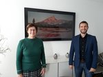 Das Bild zeigt MdL Rosi Steinberger mit Max Kofler, dem Bürgermeister von Eching. Zwischen den beiden hängt ein Bild an der Wand