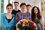 MdL Rosi Steinberger gemeinsam mit 4 Schülerinnen und Schülern der Montessori-Schule Geisenhausen
