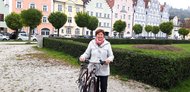Das Bild zeigt MdL Rosi Steinberger mit ihrem Fahrrad in der Landshuter Freyung.