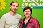 Das Foto zeigt die beiden MdL Toni Schuberl und Rosi Steinberger vor einem grünen Banner der Grünen Landtagsfraktion.