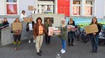 Das Bild zeigt MdL Rosi Steinberger und MdL Ruth Müller (SPD) zusammen mit Mayaz und einigen Unterstützerinnen bei der Übergabe der Petition.