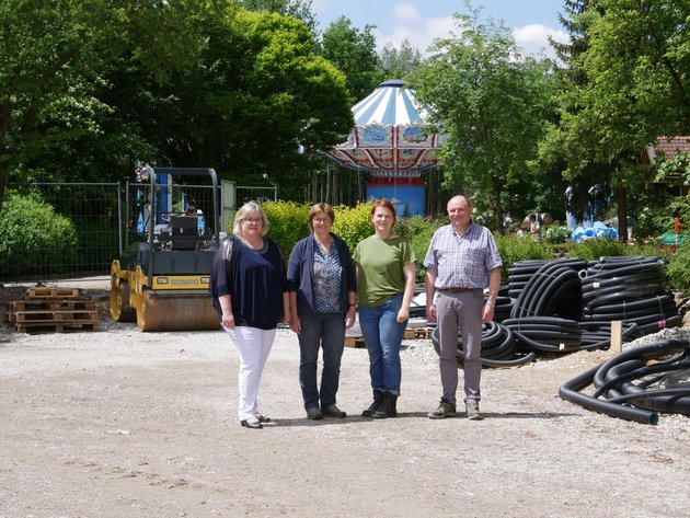 Das Bild zeigt: Bayernpark-Chefin Silke Holzner, MdL Rosi Steinmeier, Bezirksrätin Mia Goller und Schreiner Hans Angermaier.