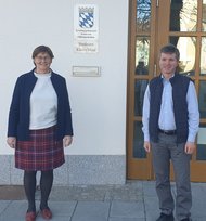 Das Bild zeigt MdL Rosi Steinberger und Bürgermeister Johann Schreff vor dem Rathaus in Altfraunhofen.