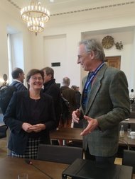 Das Foto zeigt Rosi Steinberger mit Uwe Handrick, dem Leiter der Stadtentwässerung Deggendorf.