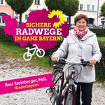 Das Bild zeigt Rosi Steinberger mit ihrem Fahrrad in der Landshuter Freyung. Ein eingeblendeter Text heißt "Sichere Radwege in ganz Bayern".