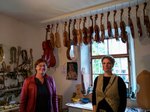 Das Bild zeigt MdL Rosi Steinberger und Vera Frey in der Werkstatt der Geigenbauerin. An der Decke vor dem Fenster hinter den beiden hängen zahlreiche Streichinstrumente von der Decke.