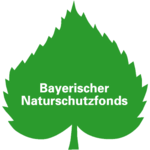 Logo des Bayerischen Naturschutzfonds: Ein grünes Blatt eines Baumes mit dem Schriftzug "Bayersicher Naturschutzfonds"