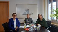 Das Bild zeigt Landtagsabgeordnete Rosi Steinberger, den Regionalstellenleiter des ZBFS Armin Siebler und Landtagsabgeordnete Kerstin Celina an einem Konferenztisch