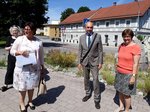 Das Bild zeigt die MdL Rosi Steinberger, Dr. Petra Loibl und Jürgen Mistol vor der Straße vor dem Martinskindergarten in Vilsbiburg