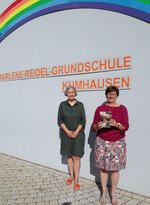 Auf dem Foto: MdL Rosi Steinberger und Schulleiterin Christine Röse vor der Marlene-Reidel-Grundschule 