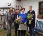 Bild: Gruppenbild mit Marlene Schönberger, Iris Asanger, Rosi Steinberger und Hedwig Borgmann. Rosi Steinberger und Hedwig Borgmann halten jeweils einen Blumenstrauß (Rosa- und Gelbtöne). 